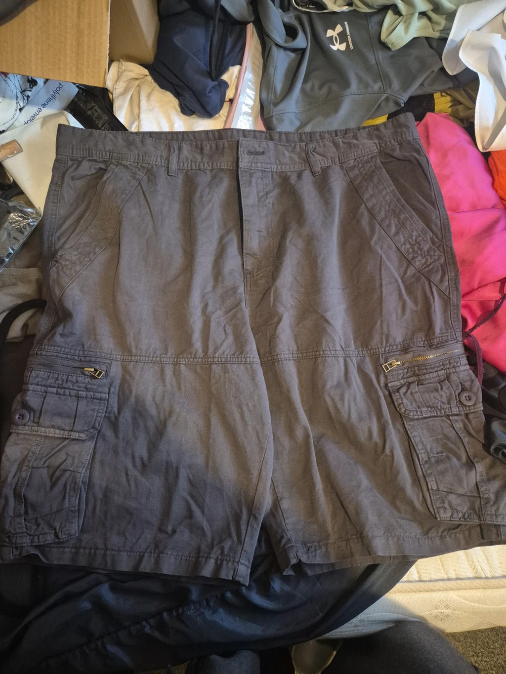 Vatinnt grey cargo shorts with zipper pockets and casual design, size 42.