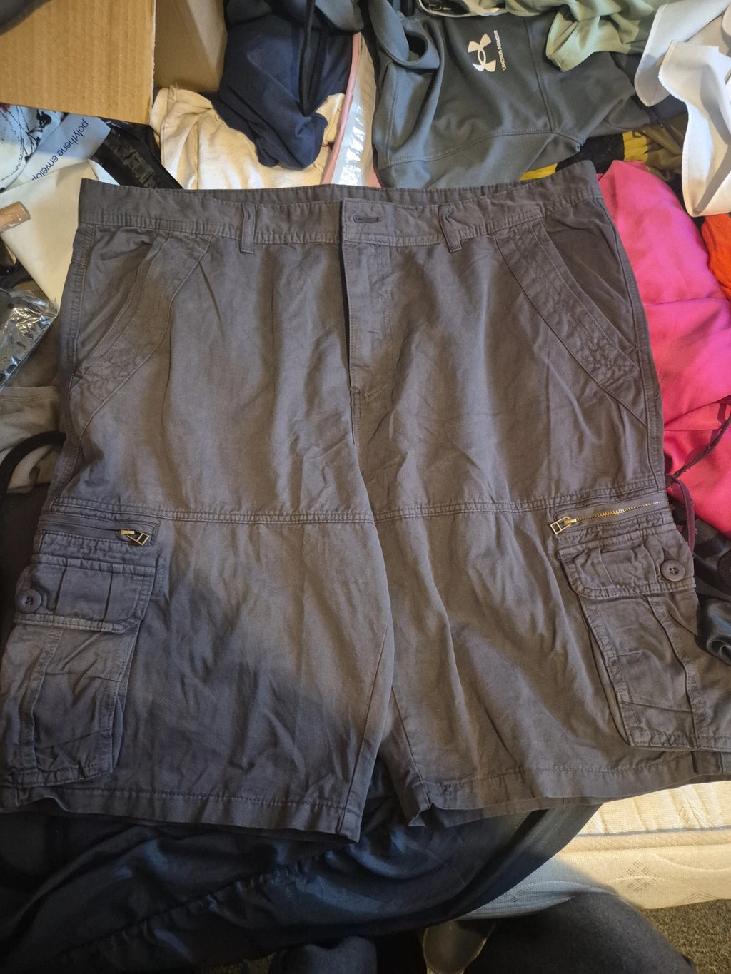 Vatinnt grey cargo shorts with zipper pockets and casual design, size 42.